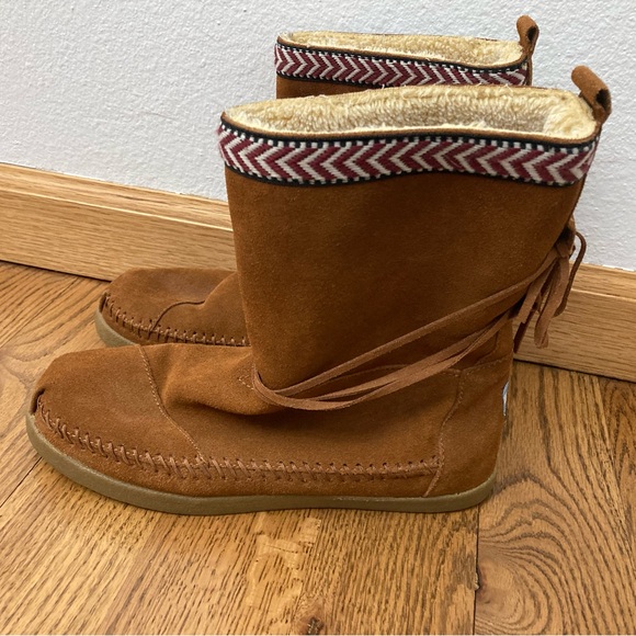 TOMS Women's Leather Moccasin Boots Size 8 - Picture 4 of 4